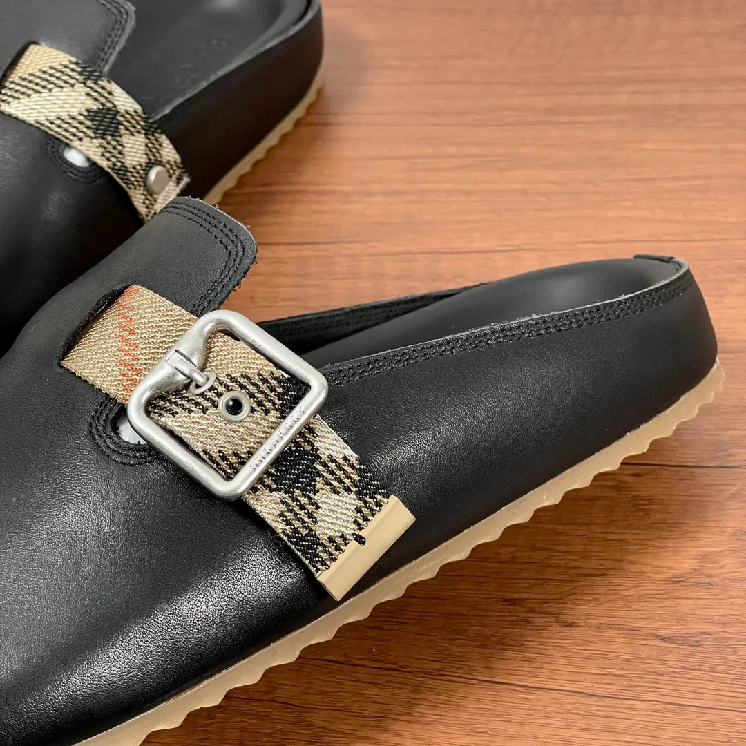 P380 Burberry's new men's checkered leather Urchin half-flop. Made of soft suede cowhide and calfskin, this half-flop sandal features an adjustable B-shaped buckle strap and is decorated with the signature sand-colored Burberry check in jacquard worsted. The upper wraps around the midsole and is paired with a sole made of the same upper material with an embossed logo on the heel and a wavy rubber outsole embellished with the Burberry lettering. Fashionable and casual! Comes with full set of original packaging dust bag! Code number: 39-40-41-42-43-44 standard code (38/45 can be customized and returns and exchanges are not supported) No. 012